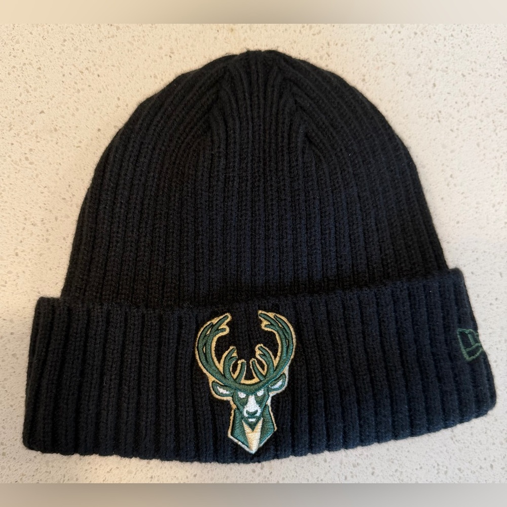 New Era black NBA Milwaukee Bucks Beanie (OS)